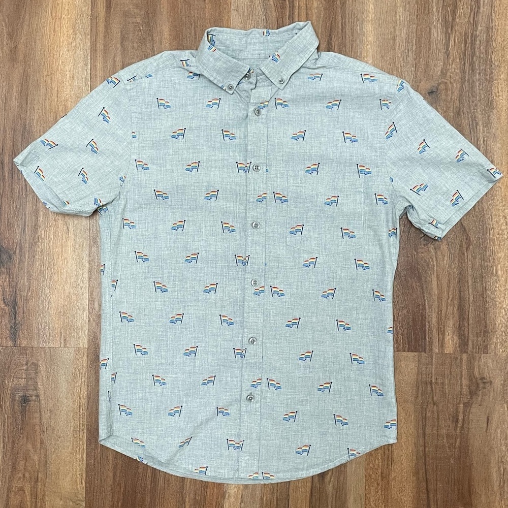 Target Pride flag Men’s gray button down short sleeve shirt Size small